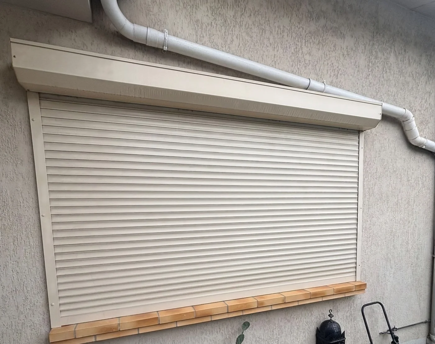 Volet rénovation beige, coffre sur la façade, fermé