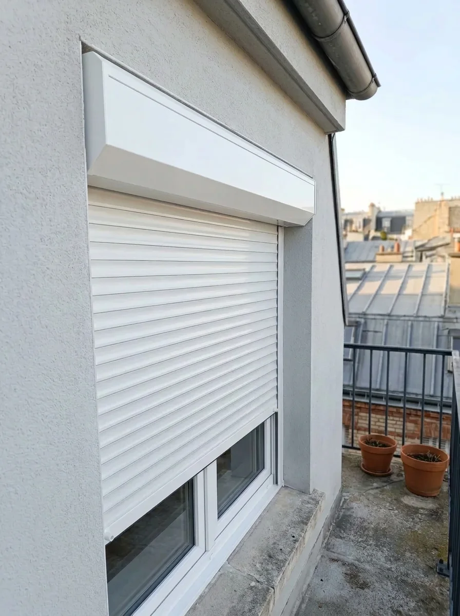 Volet roulant blanc, porte-fenêtre, fermé